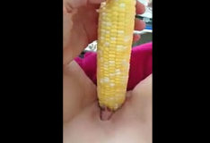 Porn tuga Claudia de Portalegre enfiou espiga de milho na cona