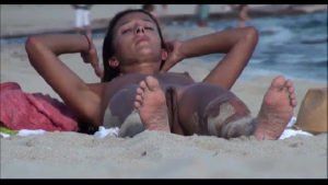 Filmada às escondidas na praia de nudismo