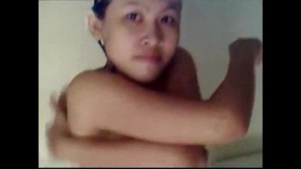 mulher se masturbando no chuveiro